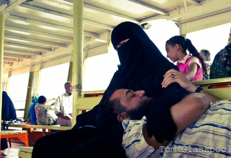 Сексапильная арабка в хиджабе сосет член татуированного чувака и скачет на нем